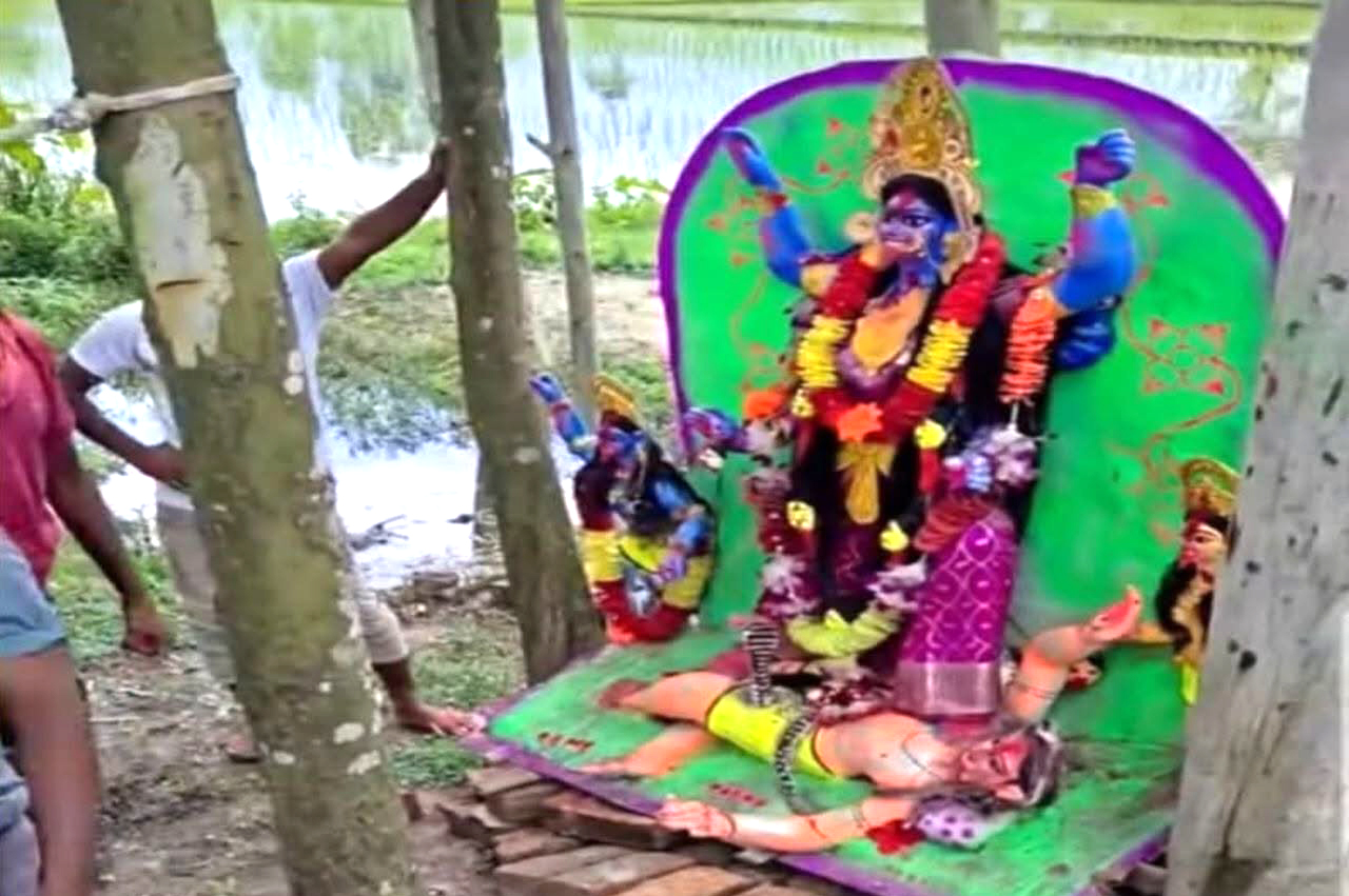 মন্দির স্থাপনকে কেন্দ্র করে হিন্দু ও মুসলিম সম্প্রদায়ের কিছু মানুষের মধ্যে উত্তেজনা